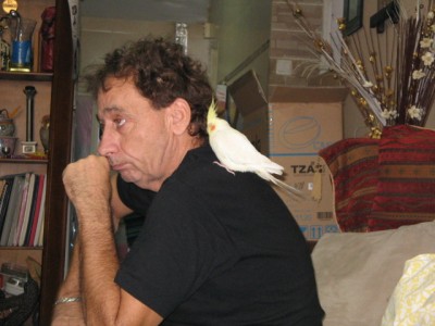 הנה התוכי "D.C" על שם וושינגטון<br />והדוד שלי..