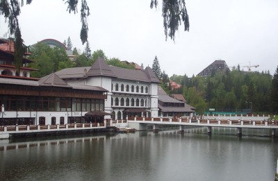 בית מלון לא גמור, הם מתכננים שבמים יהיו סירות וילדים קטנים על הסירות. החדר אוכל על מים.