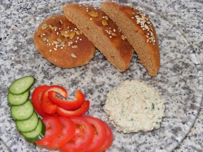 עם חומוס בייתי יאמ יאמ!