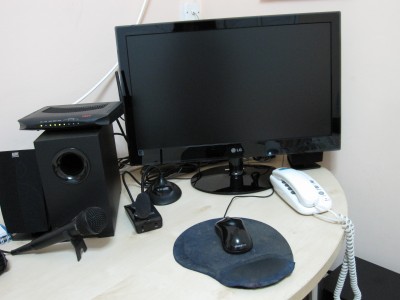 הרמקולים (צד שמאל ויש עוד אחד בצד ימין שלא ממש רואים)