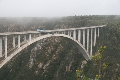 הגשר ממנו קופצים את הבנג'י הגבוה ביותר, הרמפה בין הקשת לרצפת הגשרבדיוק באמצע.הבטחתי לבנותי לא לקפוץ, וגם המזג אוויר לא איפשר, אז ויתרתי